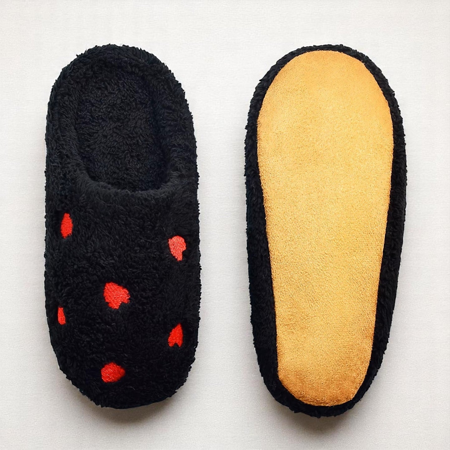 Pantoufles Femme - CozyWarmSlippers™ - Noir à Cœurs Rouges - Laviizi